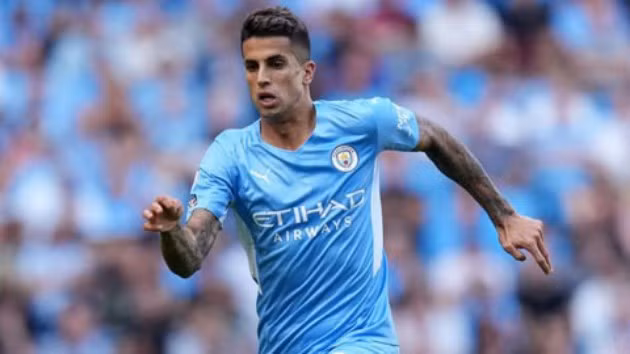 3. Joao Cancelo (60 triệu euro). Ngôi sao người Bồ Đào Nha tiếp tục thể hiện phong độ ấn tượng dưới triều đại Pep Guardiola và góp phần quan trọng giúp Man City bứt phá trong cuộc đua giành EPL.