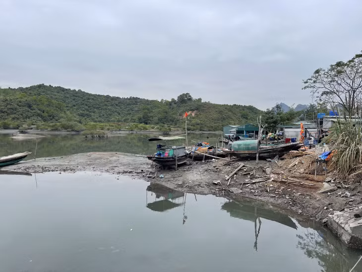 Một số thuyền vào cơ sở sửa chữa bảo dưỡng xong, nhưng do nước cạn nên không di chuyển ra được.