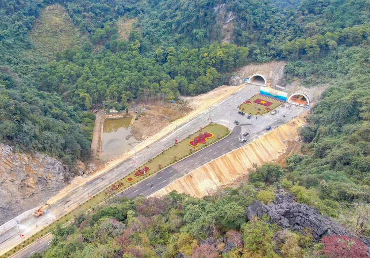 Hầm xuyên núi (đường bao biển Hạ Long - Cẩm Phả) nhìn từ trên cao.