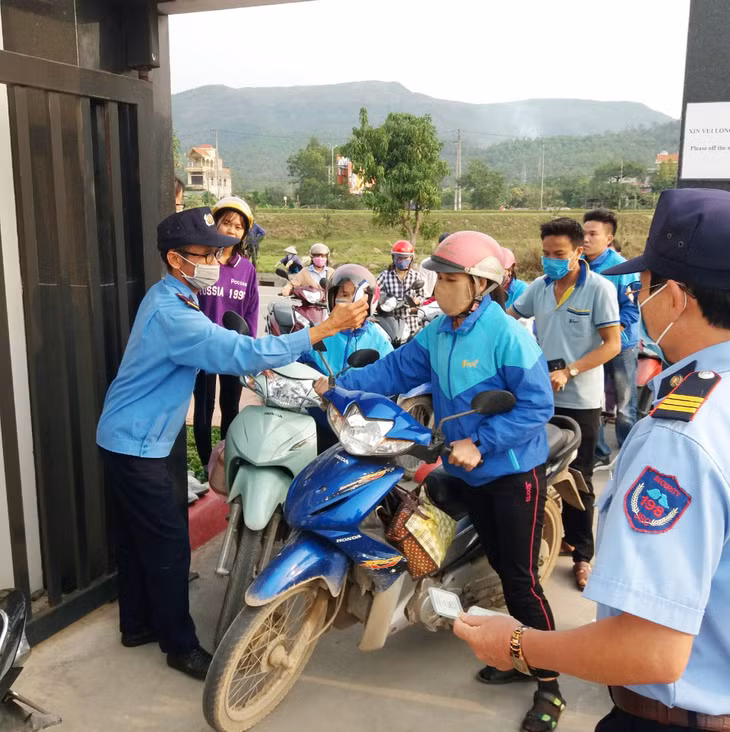 Tết này, 300 công nhân lao động tại KCN Đông Mai sẽ được tham gia Tết sum vầy-Xuân Bình an (Trong ảnh: Đo thân nhiệt cho CNLĐ trong KCN Đông Mai trước khi vào làm việc)