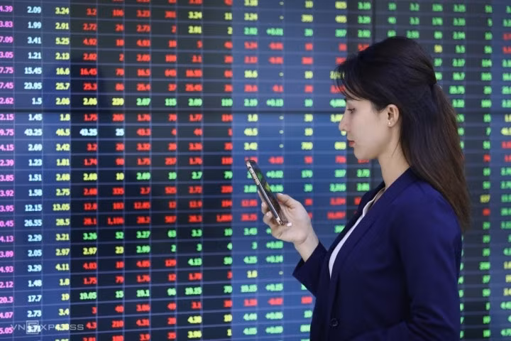Nhiều doanh nghiệp đăng ký bán cổ phiếu khủng gom tiền đầu tư trước Tết.
