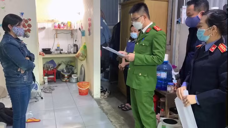 Cơ quan chức năng thi hành lệnh bắt Trần Thị Hồng Giang.
