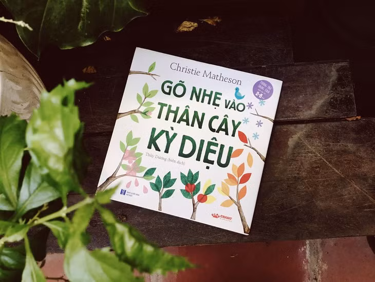 Sách Gõ nhẹ vào thân cây kỳ diệu mở ra thế giới về các loài cây. Ảnh: Anh Thy.