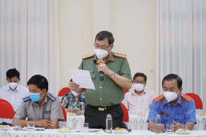 Đại tá Văn Công Minh phát biểu tại buổi họp báo. Ảnh: A.L.