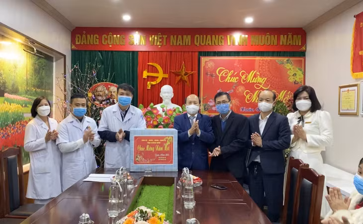 Đồng chí Vũ Xuân Diện, Ủy viên Ban Thường vụ Tỉnh ủy tặng quà tết cho tập thể cán bộ Trung tâm Vận chuyển cấp cứu 115.