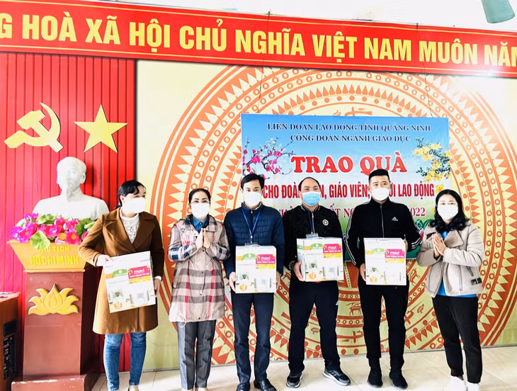 Giáo viên trường THPT Nguyễn Du được tặng quà Tết bằng nồi cơm điện.
