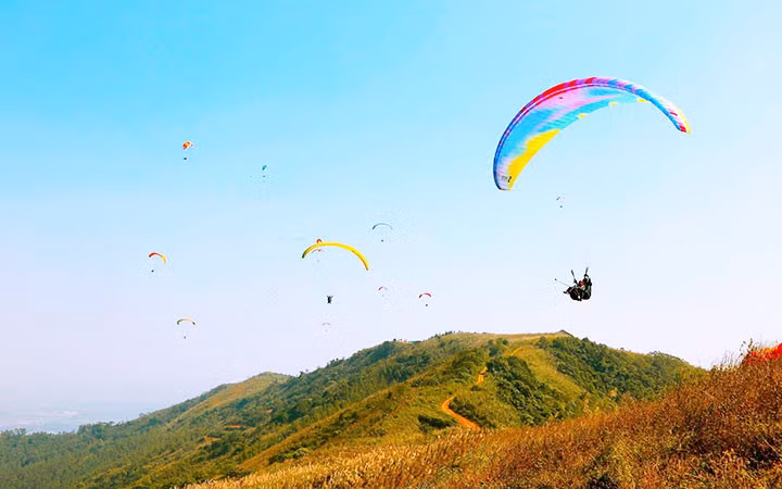 Du khách trải nghiệm bay dù lượn ở đồi Bù, huyện Chương Mỹ (Hà Nội).