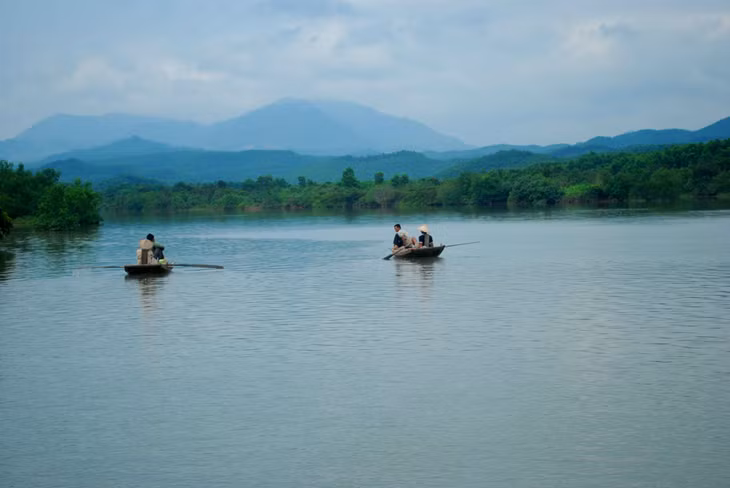 Đi thuyền buổi sáng đến lò sứ ta được thấy cảnh sương mù giăng giăng và cuộc sống mưu sinh trên sông Ba Chẽ của người dân bản địa