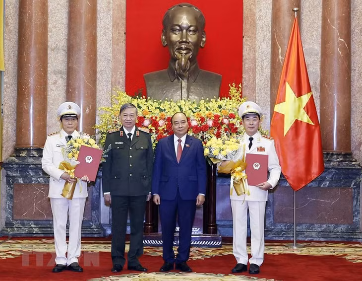 Chủ tịch nước Nguyễn Xuân Phúc, Đại tướng Tô Lâm chúc mừng Thứ trưởng Bộ Công an Trần Quốc Tỏ và và Lương Tam Quang được thăng cấp bậc hàm từ Trung tướng lên Thượng tướng. Ảnh: TTXVN