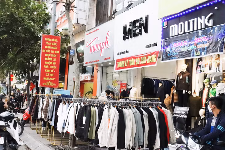 Dịp cuối năm, dọc các tuyến đường, nhiều cửa hàng quần áo, giầy, dép... đã giảm giá khá nhiều.