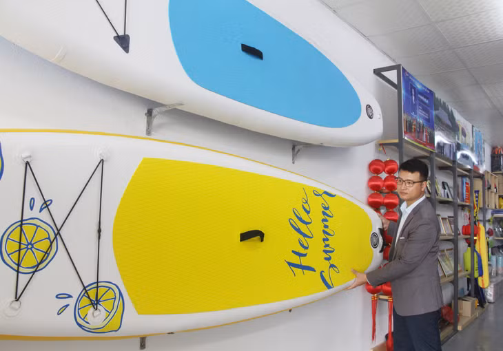 Doanh nhân Nguyễn Đức Hải, Giám đốc Công ty Hai Water Sports, giới thiệu các sản phẩm mới của Công ty.