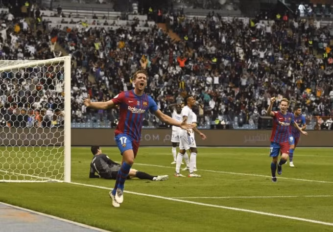 Luuk de Jong phấn khích với pha làm bàn có phần may mắn, gỡ 1-1 cho Barca cuối hiệp một. Ảnh: Mundo Deportivo