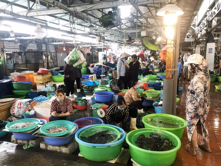 Tại các chợ, mặt hàng hải sản, rau, củ quả,... cũng rất đa dạng, phong phú và được người dân quan tâm, lựa chọn.