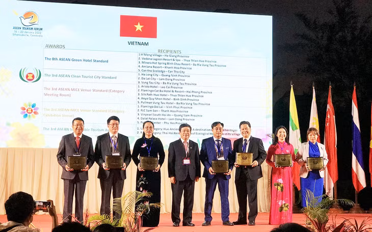 Thứ trưởng Văn hóa, Thể thao và Du lịch Đoàn Văn Việt cùng đại diện địa phương, đơn vị tham dự nhận giải. (Ảnh: Tổng cục Du lịch)