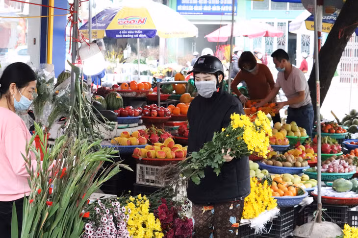 Hoa quả được nhiều người dân lựa chọn trong ngày này để sắp mâm cúng ông Công, ông Táo.