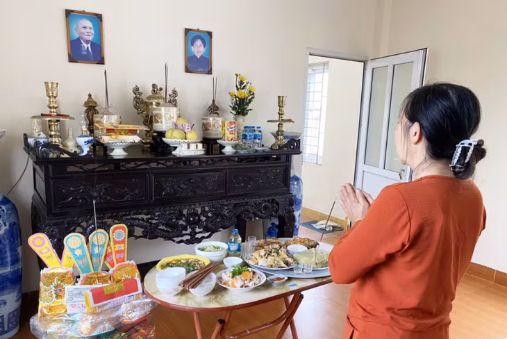Thắp hương cầu cho một năm cũ qua đi và một năm mới với nhiều sức khỏe, thành công và sung túc.