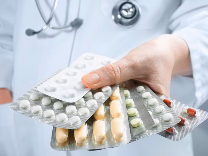 Cục Quản lý Dược, Bộ Y tế yêu cầu các đơn vị tuyệt đối không để xảy ra tình trạng khan hiếm, thiếu thuốc phục vụ khám, chữa bệnh cho nhân dân dịp Tết Nguyên đán Nhâm Dần, phòng chống dịch COVID-19 và dịch bệnh mùa Đông- Xuân.