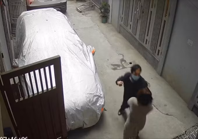 Ông Vũ Văn Thắng hành hung người phụ nữ. Ảnh: Chụp màn hình video