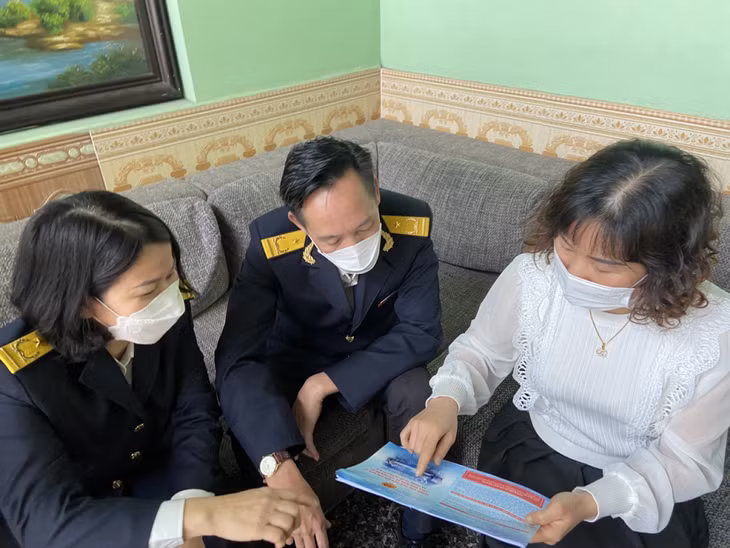 Đội quản lý thuế liên phường số 2 (Chi cục Thuế TP Hạ Long) hướng dẫn chị Nguyễn Thị Nga, chủ nhà hàng Thành Đạt (phường Cao Xanh) thực hiện đăng ký hóa đơn điện tử.