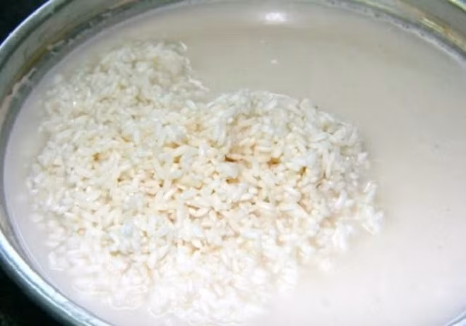 Mẹo nấu xôi ngon: Ngâm gạo nếp đúng cách.