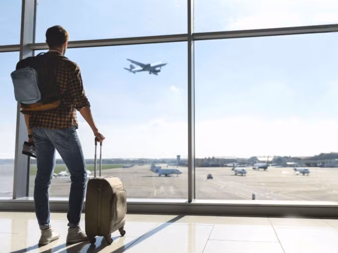 Bạn nên cân nhắc và lựa chọn mua vé của các hãng miễn phí hành lý ký gửi. Ảnh: Think Stock Photos