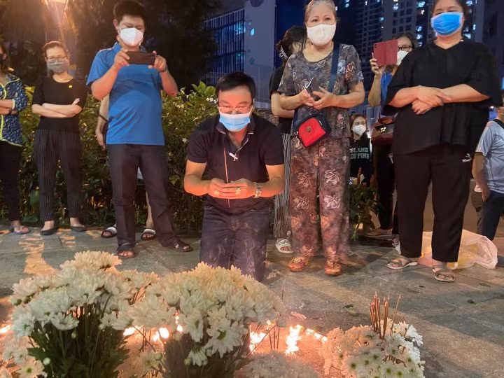 Người thân và cư dân chung cư Saigon Pearl tưởng niệm bé V.A.