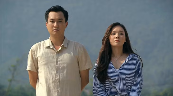 Anh Tuấn và Ngọc Anh trong 'Phố trong làng'. Trước đó Ngọc Anh nói cô mong khán giả "giơ cao đánh khẽ" với mình.