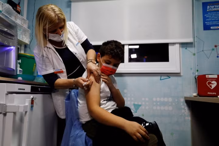 Nghiên cứu của Israel cho thấy tiêm vaccine mũi thứ 4 an toàn. (Ảnh: Reuters)