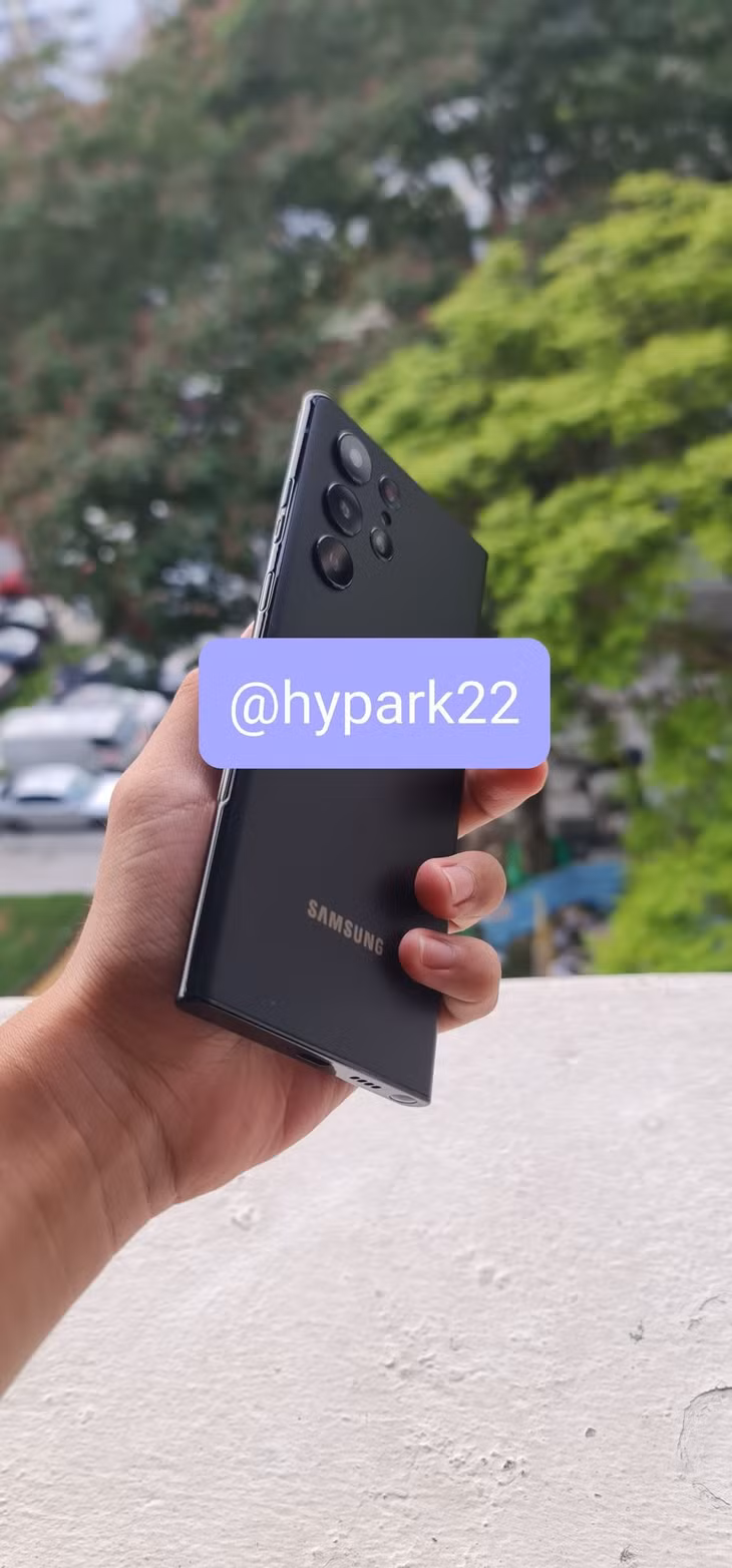Galaxy S22 Ultra tuyệt đẹp xuất hiện ngoài đời thực
