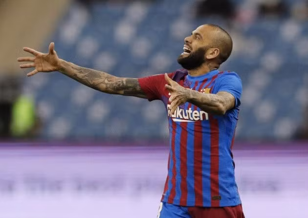 Alves chơi không ấn tượng trong trận El Clasico đầu tiên sau khi trở lại. Ảnh: Reuters.