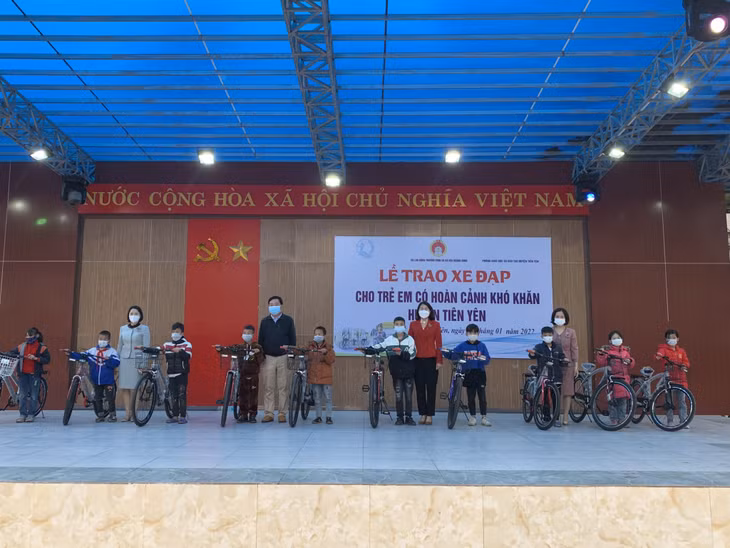 Trao nhà tình thương và quà Tết cho người khuyết tật, trẻ mồ côi, trẻ có hoàn cảnh khó khăn ảnh 3