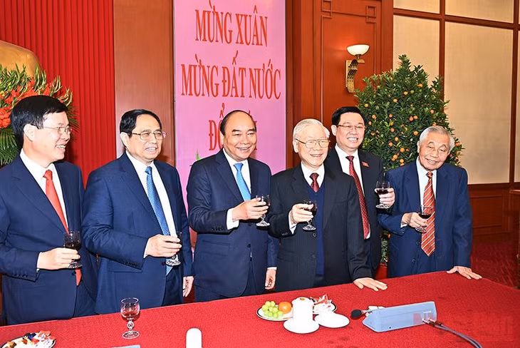 Các đồng chí lãnh đạo, nguyên lãnh đạo Đảng, Nhà nước nâng ly mừng Xuân Nhâm Dần.