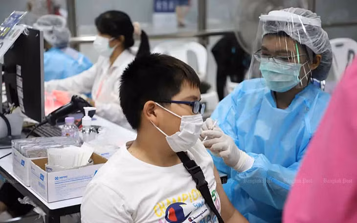 Trẻ em được tiêm liều vaccine Pfizer nhắc lại tại một trung tâm tiêm chủng ở Ga Bang Sue, Bangkok. (Ảnh: Bangkok Post)