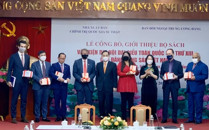 Đồng chí Lê Hoài Trung trao tặng bộ sách cho Đại sứ, Phó Đại sứ và Đại biện các cơ quan đại diện ngoại giao nước ngoài tại Việt Nam.
