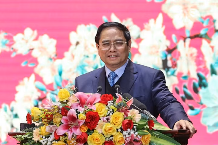 Thủ tướng Phạm Minh Chính ghi nhận, biểu dương cán bộ, chiến sĩ lực lượng Công an nói chung và Công an Thủ đô nói riêng đã khắc phục mọi khó khăn, hoàn thành tốt nhiệm vụ, đóng góp tích cực vào kết quả chung của TP Hà Nội và cả nước trong năm qua. (Ảnh: Nhật Bắc)