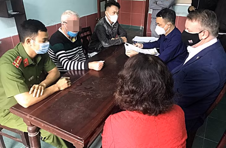 Divers Kenneth (thứ hai từ trái sang) bị bắt khi đang lưu trú tại phường Cẩm Nam, TP Hội An, Quảng Nam. Ảnh: CAQN