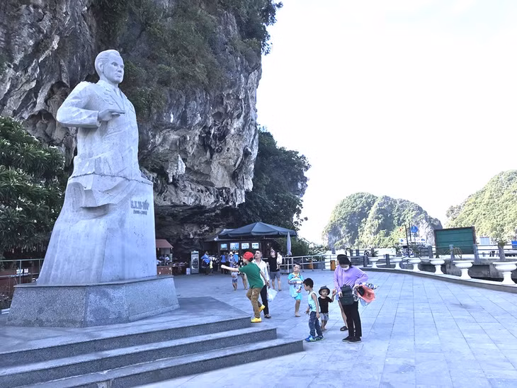 Tượng đài German Titov trên đảo Titov.