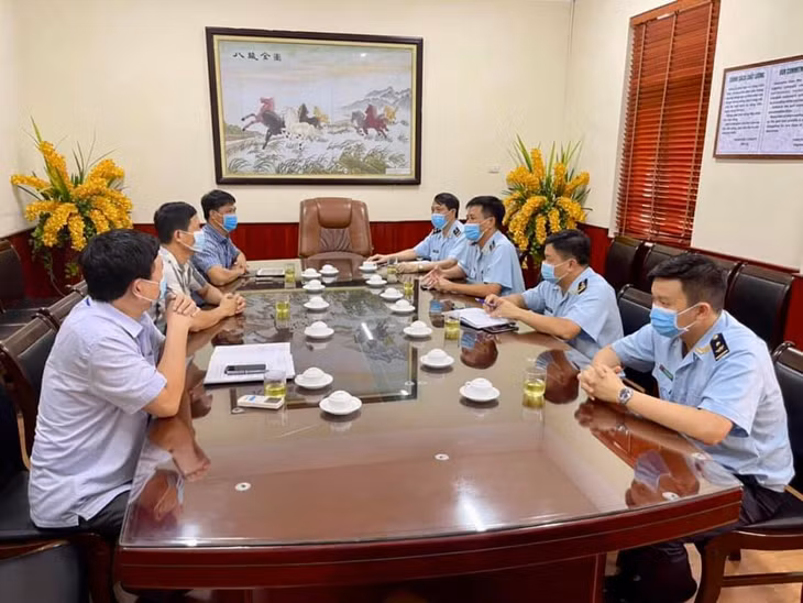 Lãnh đạo Chi cục Hải quan cửa khẩu cảng Cẩm Phả trực tiếp làm việc với Công ty Kho vận và Cảng Cẩm Phả để kịp thời nắm bắt những khó khăn của đơn vị trong xuất khẩu than.