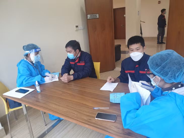 CBCNLĐ Nhà máy Nhiệt điện Thăng Long được khám sàng lọc trước khi tiêm vắc-xin phòng Covid-19 mũi 3 (mũi tăng cường), ngày 3/1/2022.