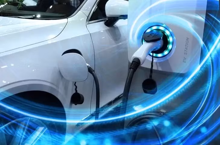 Không thể bàn cãi rằng trong suốt vòng đời của mình, một chiếc EV sẽ sản sinh ít khí thải hơn so với xe xăng truyền thống. Không may là quy trình sản xuất xe và quy trình sạc xe không được tích cực như vậy.