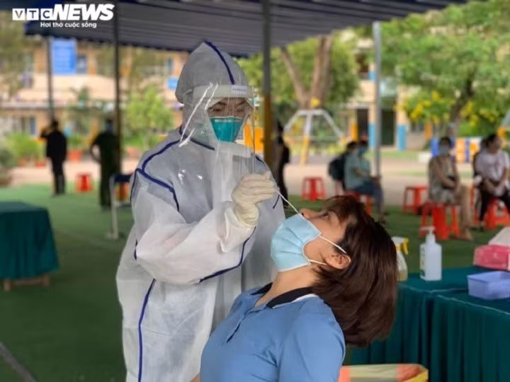 Lấy mẫu xét nghiệm SARS-CoV-2.