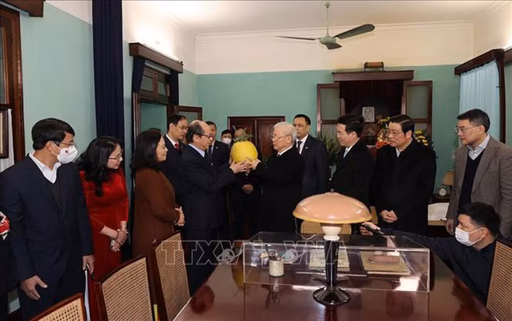 Cán bộ, nhân viên Khu di tích Chủ tịch Hồ Chí Minh trao tặng Tổng Bí thư Nguyễn Phú Trọng quả bòng từ vườn Bác.