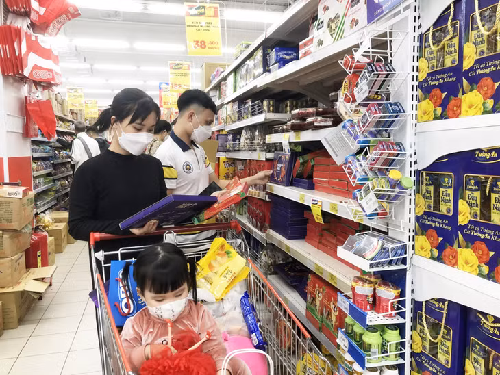 Quầy bánh kẹo được đông đảo người dân lựa chọn.