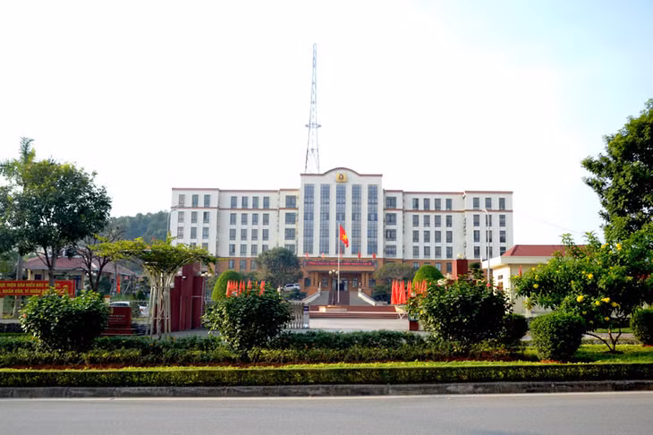 Trụ sở Công an tỉnh Lào Cai, đơn vị thực hiện bắt tạm giam 2 đối tượng vi phạm các quy định về nghiên cứu, thăm dò, khai thác tài nguyên, theo khoản 2, điều 227, Bộ luật Hình sự năm 2015.