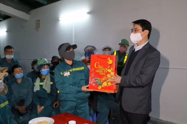 Thay mặt lãnh đạo tỉnh, đồng chí Phó Chủ tịch UBND tỉnh Phạm Văn Thành tặng quà Tết cho cán bộ, công nhân Công ty Judenco.