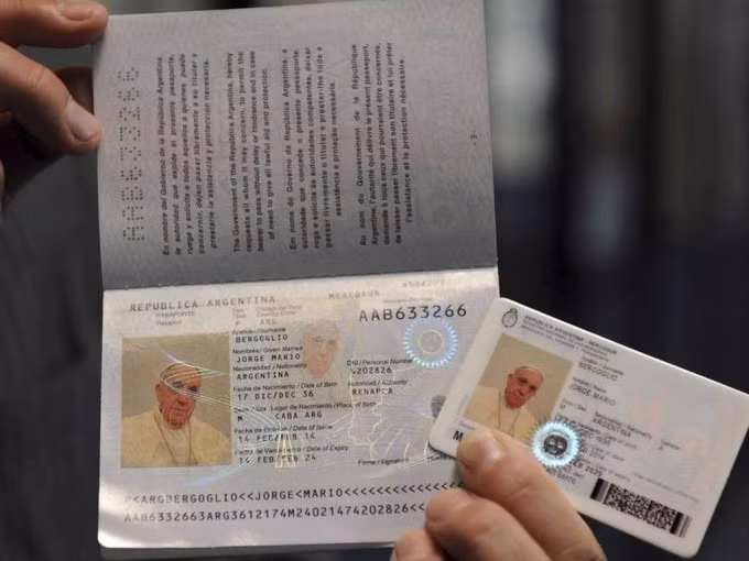 Hộ chiếu của Giáo Hoàng Francis. Ảnh: AP