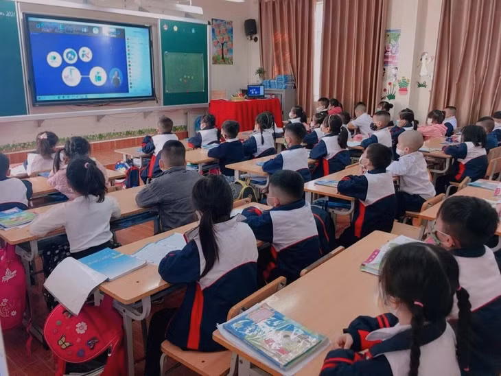 Giáo viên F1 dạy trực tuyến cho học sinh trên lớp tại Trường Tiểu học Lý Thường Kiệt, TP Hạ Long.