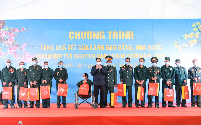 Thủ tướng chúc Tết, tặng quà Tết cho gia đình chính sách, thương bệnh binh trên địa bàn. Ảnh: VGP/Nhật Bắc