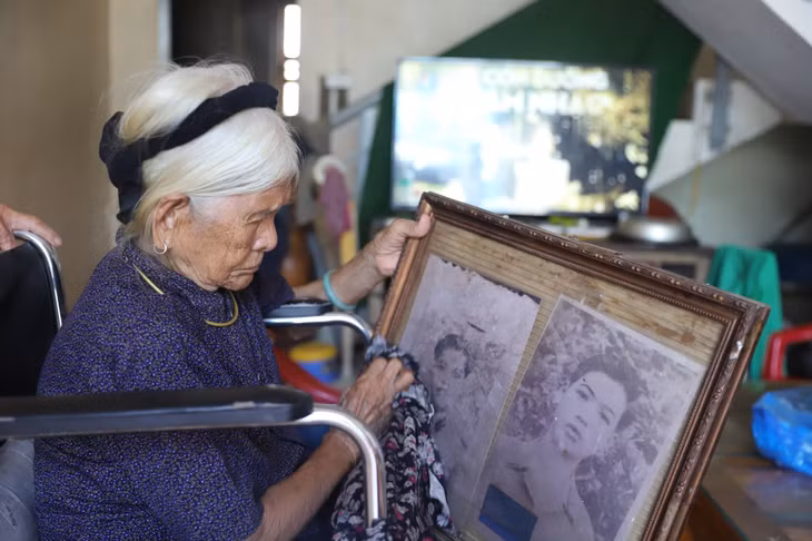 Mẹ VNAH Hoàng Thị Sinh bên di ảnh của hai con là Liệt sĩ Hoàng Văn Quý, Hoàng Văn Hai.