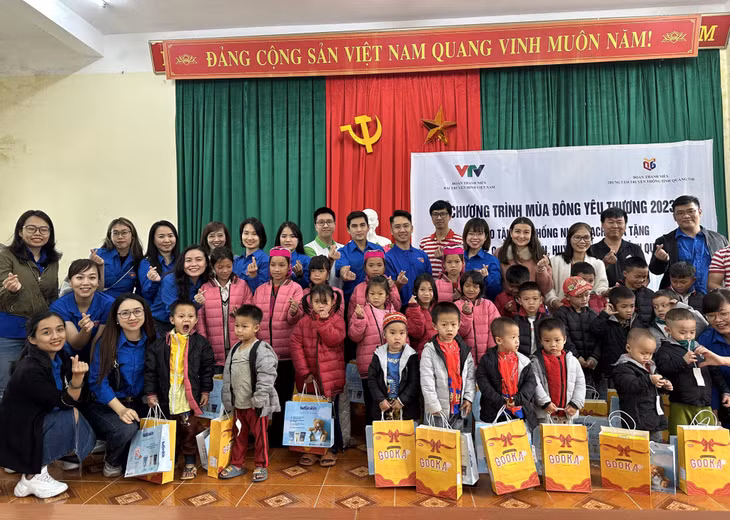 ĐVTN Đài Truyền hình Việt Nam và Trung tâm Truyền thông tỉnh Quảng Ninh tổ chức chương trình “Tình nguyện mùa đông yêu thương” tại xã Lục Hồn (huyện Bình Liêu), tháng 12-2023. Ảnh: Trúc Linh.